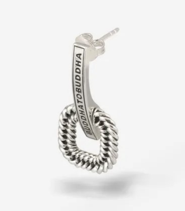 Omarm een moderne en unieke stijl en straal met de Chain Logo Earring. Een exclusief accessoire met ons iconische Buddha to Buddha logo en het Chain patroon. Het opvallende vierkant met de Chain-structuur combineert speelsheid met een klassieke uitstraling en een subtiele beweging. Match deze Single oorbel met andere items uit onze Earparty collectie, om je persoonlijke mix te creëren en eindeloos te kunnen combineren!