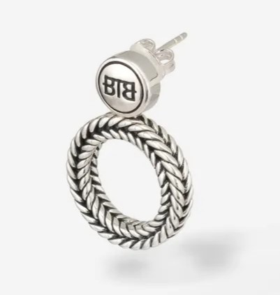 Maak kennis met de iconische Barbara Round Oorbel Single Piece - een unieke creatie met onze Barbara weving. Deze exclusieve oorbel bevat verfijnde details en is een uniek ontwerp dat meteen de aandacht trekt. Dankzij een kleine bewegelijkheid in de oorbel en een kenmerkende Buddha to Buddha stud, combineert deze oorbel speelsheid met een klassieke look. Match deze single earring met andere sieraden van onze Earparty collectie, om je persoonlijke mix en unieke creatie te maken.