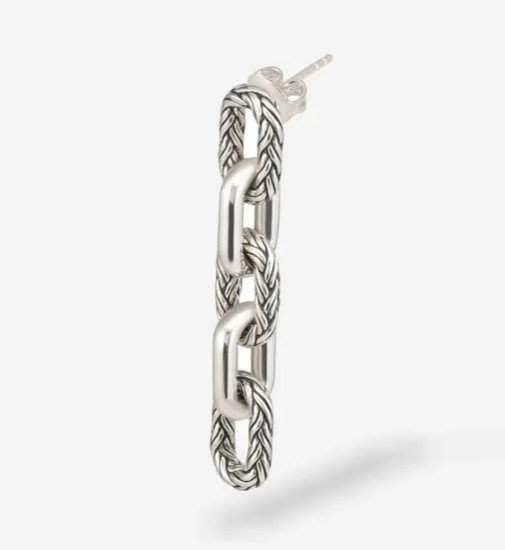 Maak kennis met de verfijnde Katja Link Earring. Deze oorbel heeft een modern en krachtig ontwerp, dankzij het iconische Katja vlechtwerk dat naadloos geïntegreerd is met zilver in hoogglans. Het prachtige Katja vlechtwerk voegt ambacht en verfijning toe, terwijl het gladde hoogglans oppervlak een gevoel van luxe uitstraalt. Breng je stijl op een hoger niveau met de Katja Link Earring, en match deze Single Earring met andere oorbellen uit onze Earparty collectie, om je persoonlijke mix te creëren en eindeloos te kunnen combineren!