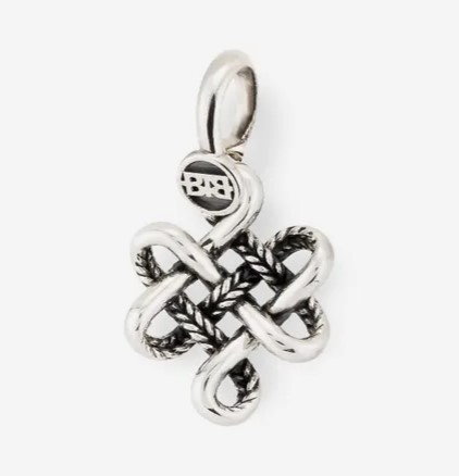 De Endless Knot XS bedel draagt het eeuwig bewustzijn van de eindeloze knoop met zich mee. De 925 sterling zilveren bedel laat zich perfect combineren met andere Buddha to Buddha sieraden.