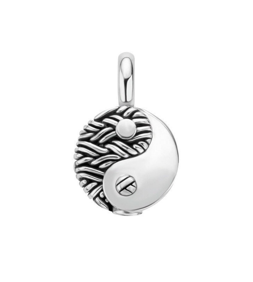 Deze stoere tijdloze zilveren Buddha to Buddha 663 Yin Yang XS Pendant wordt gemaakt in Indonesië in eigen atelier. Iedere hanger wordt met de hand gemaakt en is daarom uniek. De filosofie achter de sieraden gaat over de mens, het individu en het unieke karakter van ieder persoon. Een uniek sieraad voor het unieke in ieder mens.