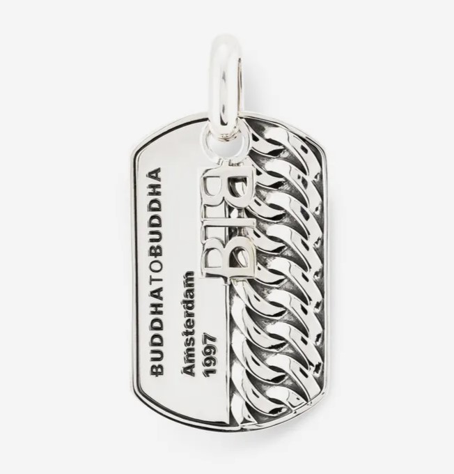 Met deze stoere Chain Army Tag Pendant geef jij je ketting een unieke touch! De pendant, gebaseerd op de populaire Chain-schakel, is van hoogwaardige kwaliteit en wordt met de hand gemaakt van gerecycled zilver. De Chain Army Tag Pendant past op alle halskettingen van Buddha to Buddha. Je koopt onze sieraden niet, maar je geeft ze cadeau. Aan wie geef jij dit sieraad? Jezelf, of iemand in het bijzonder?