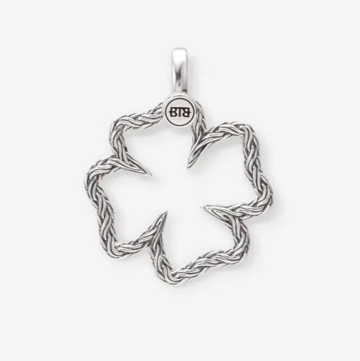 De Katja Klaver Hanger in het Zilver symboliseert geluk. De gedetailleerde klaverblaadjes stralen een tijdloze elegantie uit, waardoor deze hanger een betekenisvolle toevoeging is aan je sieradencollectie. Ontdek de symboliek en vier geluk met de Katja Klaver Hanger. Combineer het bijvoorbeeld met de Chainlink Lock Necklace voor een complete look. Creëer je eigen verhaal en voeg deze unieke hanger toe aan je ketting. Ben jij klaar om het leven te vieren met dit bijzondere sieraad?