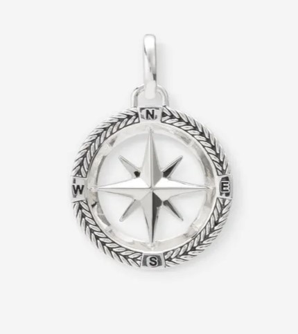 De Barbara Kompas Hanger in het zilver staat symbool voor een nieuw begin. De hanger is graveerbaar aan de achterkant, waardoor je de mogelijkheid hebt om je eigen verhaal te creëren. Voeg deze unieke hanger toe aan je ketting en graveer het met jouw persoonlijke tekst. Ben jij klaar om het leven te vieren met dit bijzondere sieraad?
