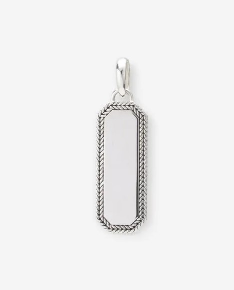 De achthoekige Barbara Octagon Tag Hanger in gerecycled Zilver is een exclusieve aanvulling op je ketting. Met zijn gladde voorkant en subtiele structuur aan de randen biedt deze hanger een persoonlijk canvas voor gravures aan de gladde zijde.