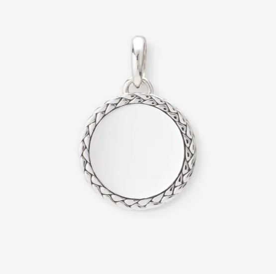 De George Munt Hanger in gerecycled zilver is een exclusieve aanvulling op je ketting. Met een gladde voorzijde en een structuur op de rand is de hanger graveerbaar. Laat je eigen unieke creatie tot leven komen met deze tijdloze hanger en vertel jouw verhaal met de ketting en hangers van Buddha to Buddha. Ontworpen in Amsterdam en duurzaam geproduceerd in Zuidoost-Azië. Welk verhaal ga jij vertellen met jouw ketting?