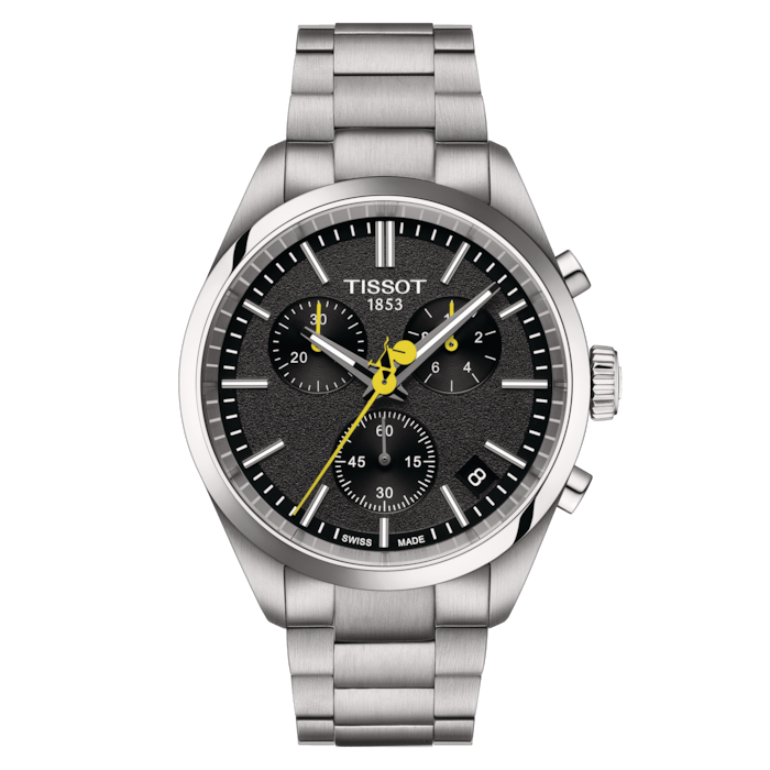 Tour De France 2024 Editie van de Tissot PR100 Chronograaf voor heren. Een roestvrijstalen kast en band, een zwarte wijzerplaat datumfunctie. Mooi afgewerkt met een kleine fiets op de gele chrono secondenwijzer. Helemaal in de Tour De France kleuren.  
