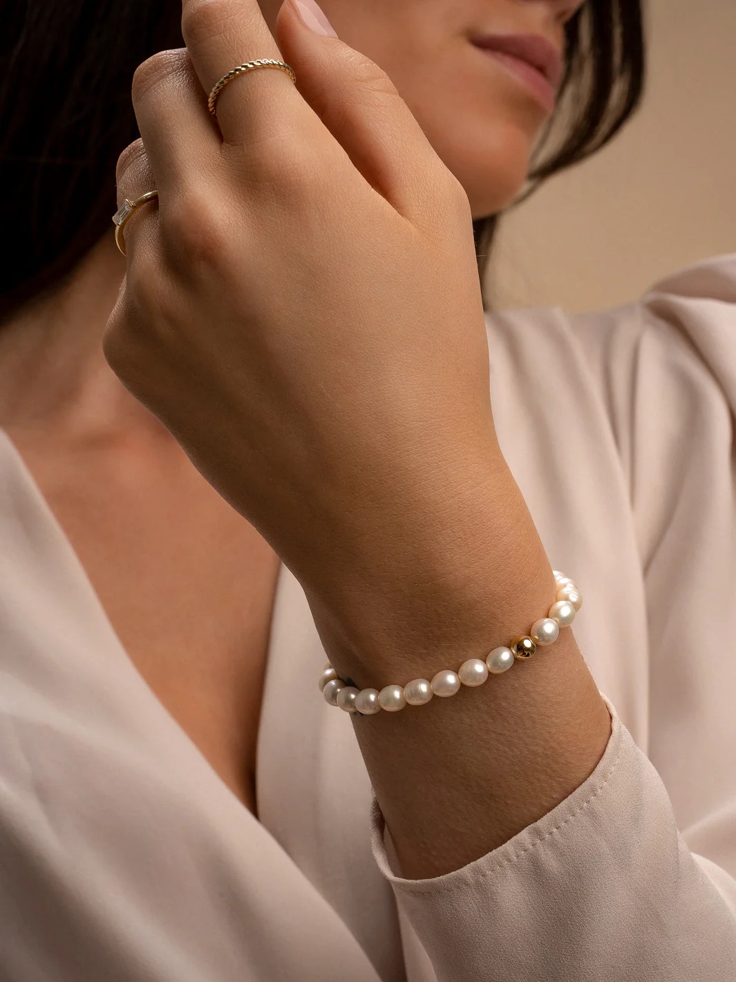 De helder gekleurde Saturn armbanden zijn echte musthaves. Vol elegantie kan je deze armband alleen dragen of combineer hem met andere beadsarmbanden. Deze eyecatching edelsteen armbanden zijn het perfecte cadeau voor iemand speciaal of jezelf.