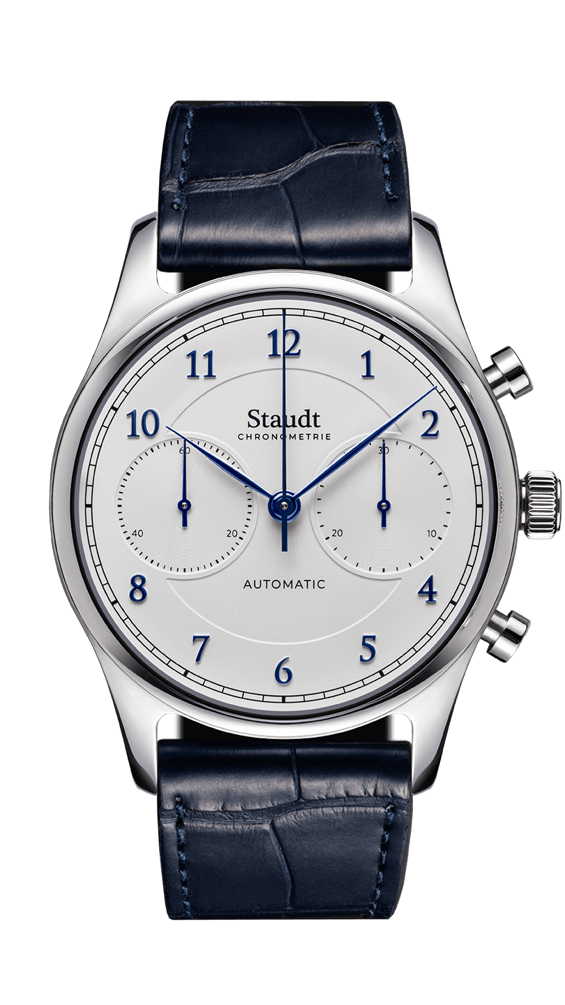 Prelude Chronograph. Het is rond, heeft een aantal wijzers, een mechanisch uurwerk en je draagt het om je pols. Klinkt als de essentie van een polshorloge, toch? Praktisch gezien heb je het tegenwoordig nauwelijks meer nodig, maar het is een sieraad dat jouw persoonlijke verhaal weerspiegelt. Wij doen ons uiterste best om de mooiste horloges te maken die generaties lang meegaan. Zonder poespas, less is more.