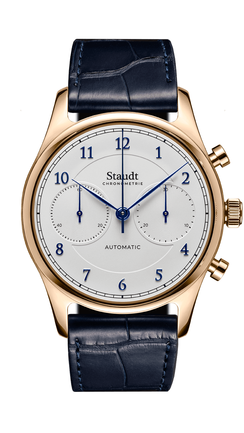 Prelude Chronograph. Het is rond, heeft een aantal wijzers, een mechanisch uurwerk en je draagt het om je pols. Klinkt als de essentie van een polshorloge, toch? Praktisch gezien heb je het tegenwoordig nauwelijks meer nodig, maar het is een sieraad dat jouw persoonlijke verhaal weerspiegelt. Wij doen ons uiterste best om de mooiste horloges te maken die generaties lang meegaan. Zonder poespas, less is more.