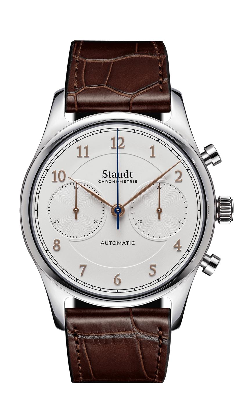 Prelude Chronograph. Het is rond, heeft een aantal wijzers, een mechanisch uurwerk en je draagt het om je pols. Klinkt als de essentie van een polshorloge, toch? Praktisch gezien heb je het tegenwoordig nauwelijks meer nodig, maar het is een sieraad dat jouw persoonlijke verhaal weerspiegelt. Wij doen ons uiterste best om de mooiste horloges te maken die generaties lang meegaan. Zonder poespas, less is more.
