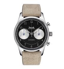 Prelude Chronograph. Het is rond, heeft een aantal wijzers, een mechanisch uurwerk en je draagt het om je pols. Klinkt als de essentie van een polshorloge, toch? Praktisch gezien heb je het tegenwoordig nauwelijks meer nodig, maar het is een sieraad dat jouw persoonlijke verhaal weerspiegelt. Wij doen ons uiterste best om de mooiste horloges te maken die generaties lang meegaan. Zonder poespas, less is more.