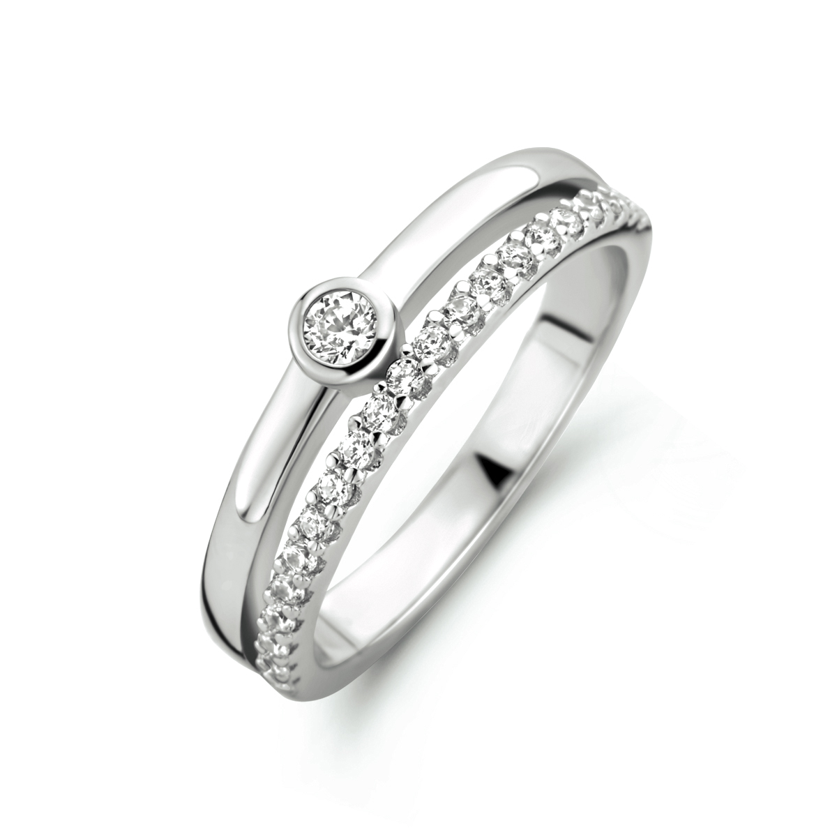 Gerhodineerd 925 zilveren ring uitgevoerd met schitterend zirkonia. De ring heeft een breedte van 5mm.