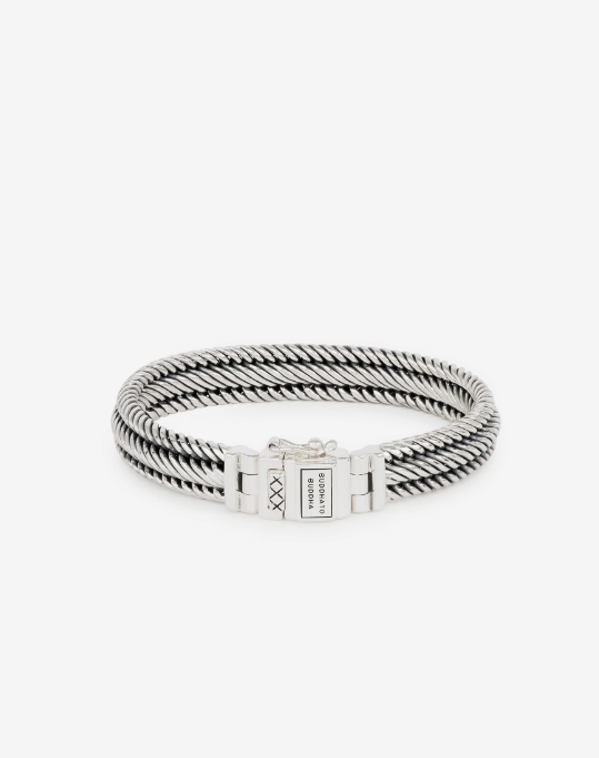 De Edwin familie is een van de meest populaire collecties van Buddha to Buddha. De Edwin XS-armband heeft dezelfde mooie vorm als de Edwin-armband, maar is smaller en subtieler. Handgemaakt van sterling zilver en tijdloos zoals alle Buddha to Buddha-sieraden, deze armband kan perfect worden gecombineerd met andere sieraden. Wees creatief en combineer sieraden van andere families, zoals Ellen of Ben. De Edwin XS is smaller dan de Edwin Small, de Edwin en de Edwin XL-armband.