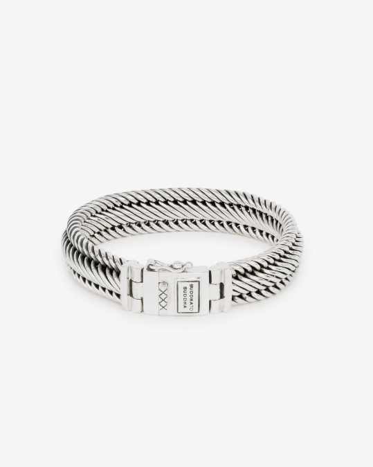 De Edwin familie is een van de meest populaire collecties van Buddha to Buddha. De Edwin Small armband is gedetailleerd met een stoere uitstraling. Handgemaakt van sterling zilver en tijdloos zoals alle Buddha to Buddha-sieraden, deze armband kan perfect worden gecombineerd met andere sieraden. Wees creatief en combineer sieraden van andere families, zoals Ellen of Ben. Deze zilveren armband uit de Edwin collectie is breder dan de Edwin XS, maar smaller dan de Edwin armband.