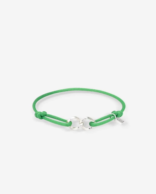 De Chain XS Koord Armband in Zilver Buddha Groen is zorgvuldig ontworpen met de iconische Chain structuur. Voorzien van een iconische logotag en een koord vervaardigd uit hoogwaardig 100% polyester. Gecertificeerd volgens OEKO-TEX voor kwaliteit en in overeenstemming met REACH-normen; een doordachte toevoeging op jouw Buddha-collectie. Met toewijding ontworpen in Amsterdam en geproduceerd in Zuidoost-Azië, combineert deze armband ethiek en esthetiek. Met de hand vervaardigd van duurzame materialen, ontworpen om een leven lang mee te gaan. Verstelbaar in maat.