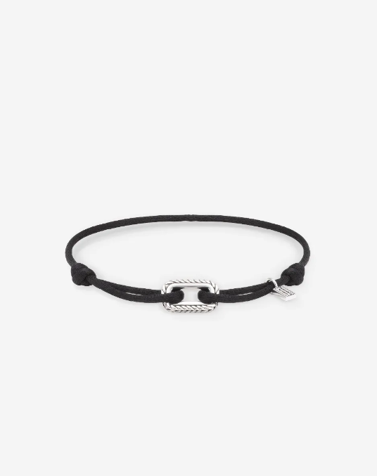 De Barbara Koord Armband in Zilver Zwart is gedetailleerd ontworpen met de unieke Barbara structuur. Verfraaid met een iconische logotag, en een koord gemaakt van hoogwaardig 100% polyester. OEKO-TEX gecertificeerd voor kwaliteit en voldoet aan REACH-normen; een bewuste toevoeging aan je Buddha-collectie. Met passie ontworpen in Amsterdam en geproduceerd in Zuidoost-Azië, combineert deze armband moeiteloos ethiek en esthetiek. Handgemaakt van duurzame materialen, ontworpen om een leven lang mee te gaan. Verstelbaar in maat.