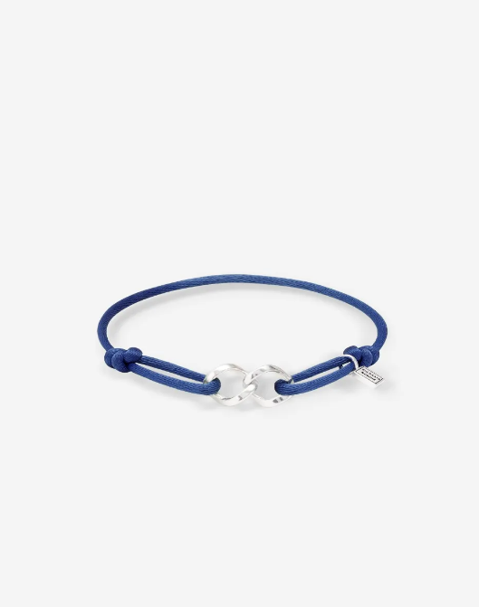 De Chain XS Koord Armband in Kobaltblauw is zorgvuldig ontworpen met de iconische Chain structuur. Voorzien van een iconische logotag en een koord vervaardigd uit hoogwaardig 100% polyester. Gecertificeerd volgens OEKO-TEX voor kwaliteit en in overeenstemming met REACH-normen; een doordachte toevoeging op jouw Buddha-collectie. Met toewijding ontworpen in Amsterdam en geproduceerd in Zuidoost-Azië, combineert deze armband ethiek en esthetiek. Met de hand vervaardigd van duurzame materialen, ontworpen om een leven lang mee te gaan. Verstelbaar in maat.