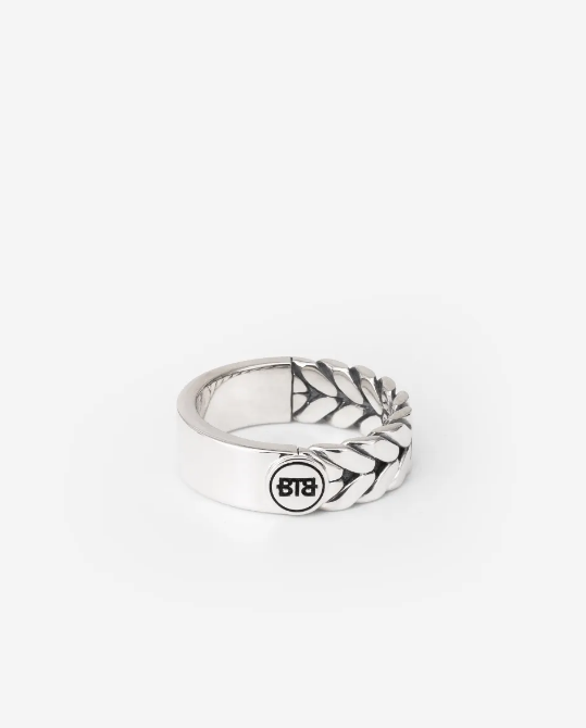 De Barbara Dual Ring is vervaardigd uit gerecycled sterling zilver en kenmerkt zich door een gladde zijde en een geweven, iconische Barbara textuur. Deze ring is perfect om jouw unieke verhaal te creëren, aangezien hij graveerbaar is. De Barbara Dual Ring is breder dan de Barbara Small Dual Ring. De diepte en elegantie van de Barbara weving maken deze ring tijdloos. Ontworpen in Amsterdam en duurzaam geproduceerd in Zuidoost-Azië. Wij geloven dat je alles in het leven moet vieren. Vind jij dat ook?