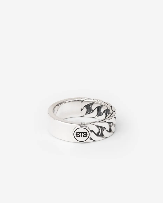 De Esther Dual Ring is vervaardigd uit gerecycled zilver. Dankzij de combinatie van een gladde zijde en het geweven Esther-patroon is deze ring graveerbaar. Laat jouw persoonlijke verhaal versmelten met deze veelzijdige ring. Deze ring is groter dan de Esther Mini en Small Dual Ring, en daardoor perfect te combineren met andere sieraden uit de Esther-collectie van Buddha to Buddha. Ontworpen in Amsterdam en op duurzame wijze geproduceerd in Zuidoost-Azië. Wij geloven dat je alles in het leven moeten vieren, vind jij dat ook?