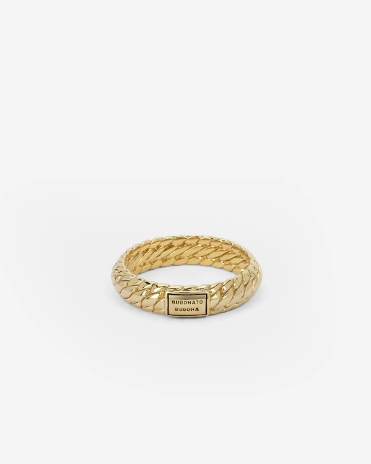 Maak kennis met de iconische Ben XS ring, een symbool van tijdloos design en echt vakmanschap. Gemaakt met precisie en aandacht voor detail, heeft deze ring een strak maar gedurfd uniek ontwerp dat verfijning uitstraalt. Door de effen binnenkant heb je de mogelijkheid om het te personaliseren door middel van een gravure, waardoor het een ideale keuze is als trouwring of natuurlijk voor jezelf. Markeer je speciale momenten met de Ben XS Ring, een gekoesterd accessoire dat verfijnd vakmanschap combineert met sentimentele waarde. Ontworpen in Amsterdam en handgemaakt in Zuid-Oost Azië van gerecycled zilver met een premium goudlaag van 3.0 micron. De laag goud is gemiddeld 5 maal dikker dan reguliere gold plated items en gemaakt van 18-karaat goud. Ga jij het leven vieren door jezelf of iemand anders te trakteren op dit krachtige sieraad?