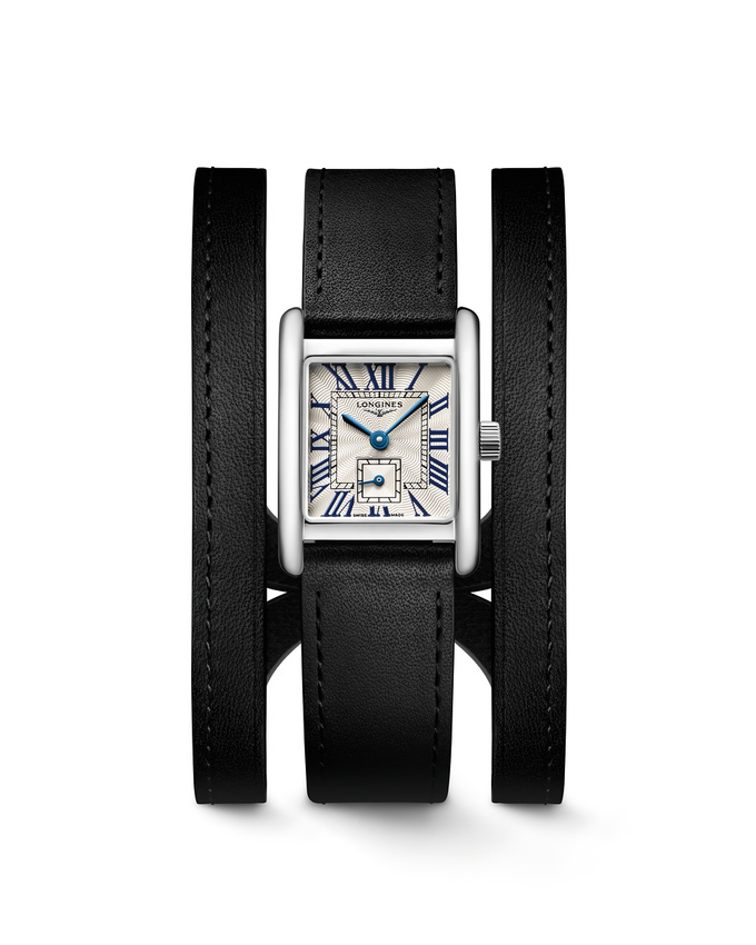 Deze Longines Mini Dolce Vita l52004710 is een elegant horloge voor dames met een zilveren roestvrijstalen band en een rechthoekige kast. Het horloge is voorzien van een Zilver 'flinqué wijzerplaat. Draag dit horloge voor een chique uitstraling bij elke gelegenheid. Het is waterbestendig tot 30 meter diepte en heeft een quartz uurwerk voor nauwkeurige tijdmeting. Maak je look compleet met dit prachtige horloge!