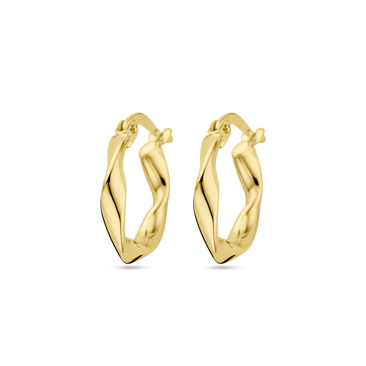 14k Geelgouden oorringen. De oorringen hebben een breedte van 2.6mm.