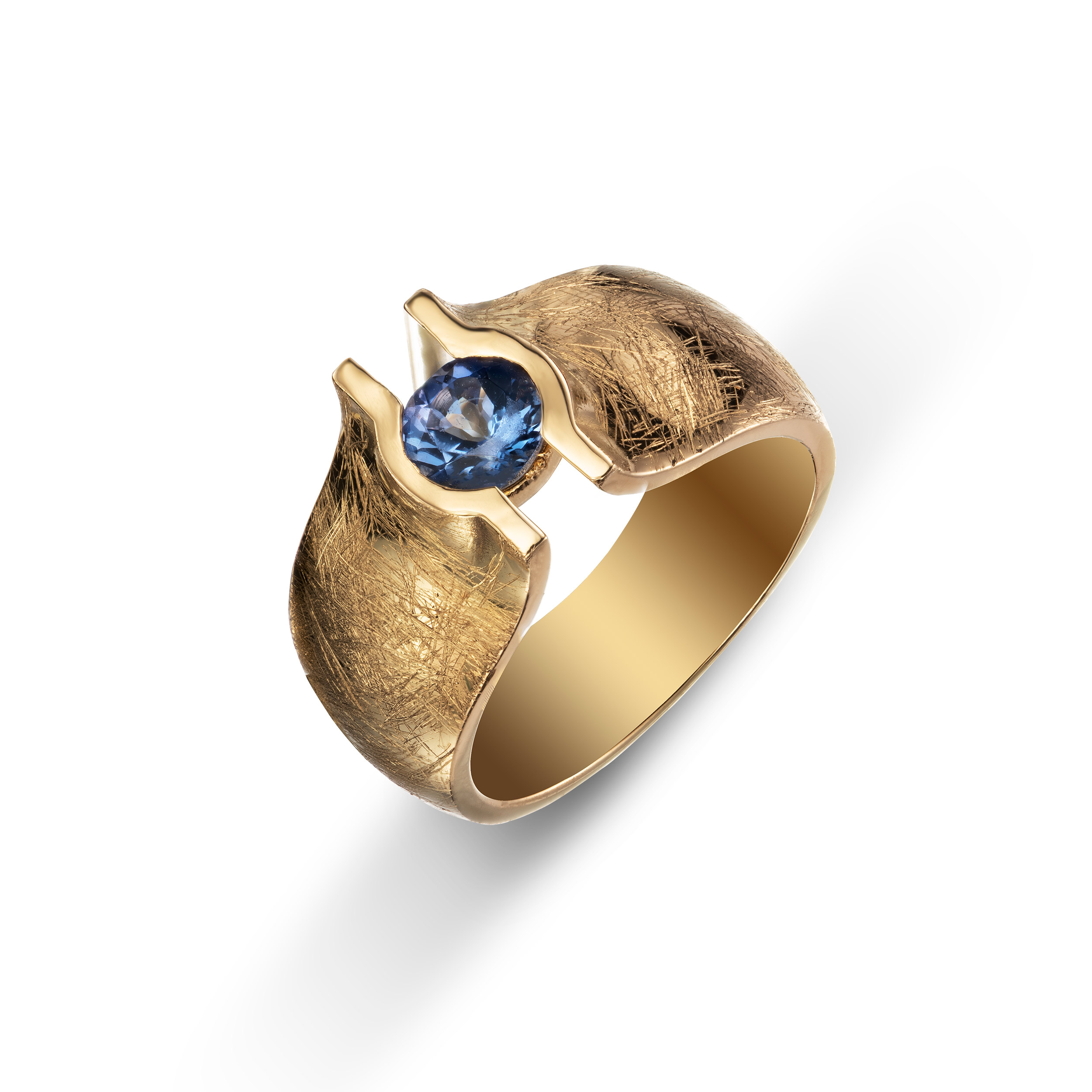 Een eigen ontwerp uit de collectie van Lies Maris.
Ook verkrijgbaar met andere kleur edelstenen of in wit goud. 
