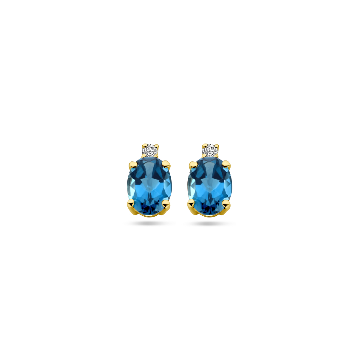 14k Geelgouden oorknoppen uitgevoerd met london blue topaas en diamant. De oorknoppen hebben een afmeting van 9x5mm. Het diamantgewicht is 0.04ct.