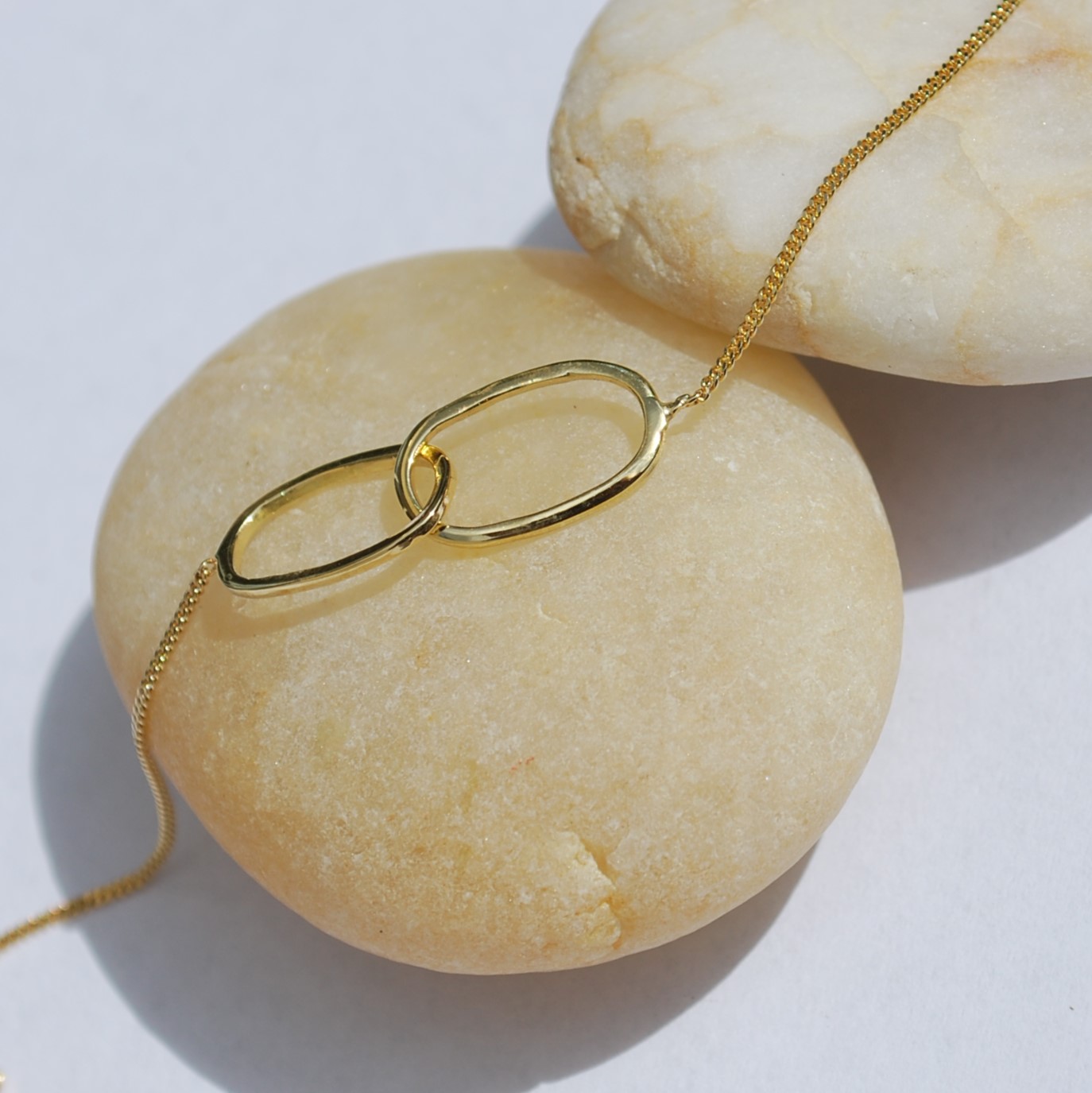 Een ontwerp uit de eigen collectie. Sober maar stijlvol 18kt geel gouden armbandje met 2 ovalen. 