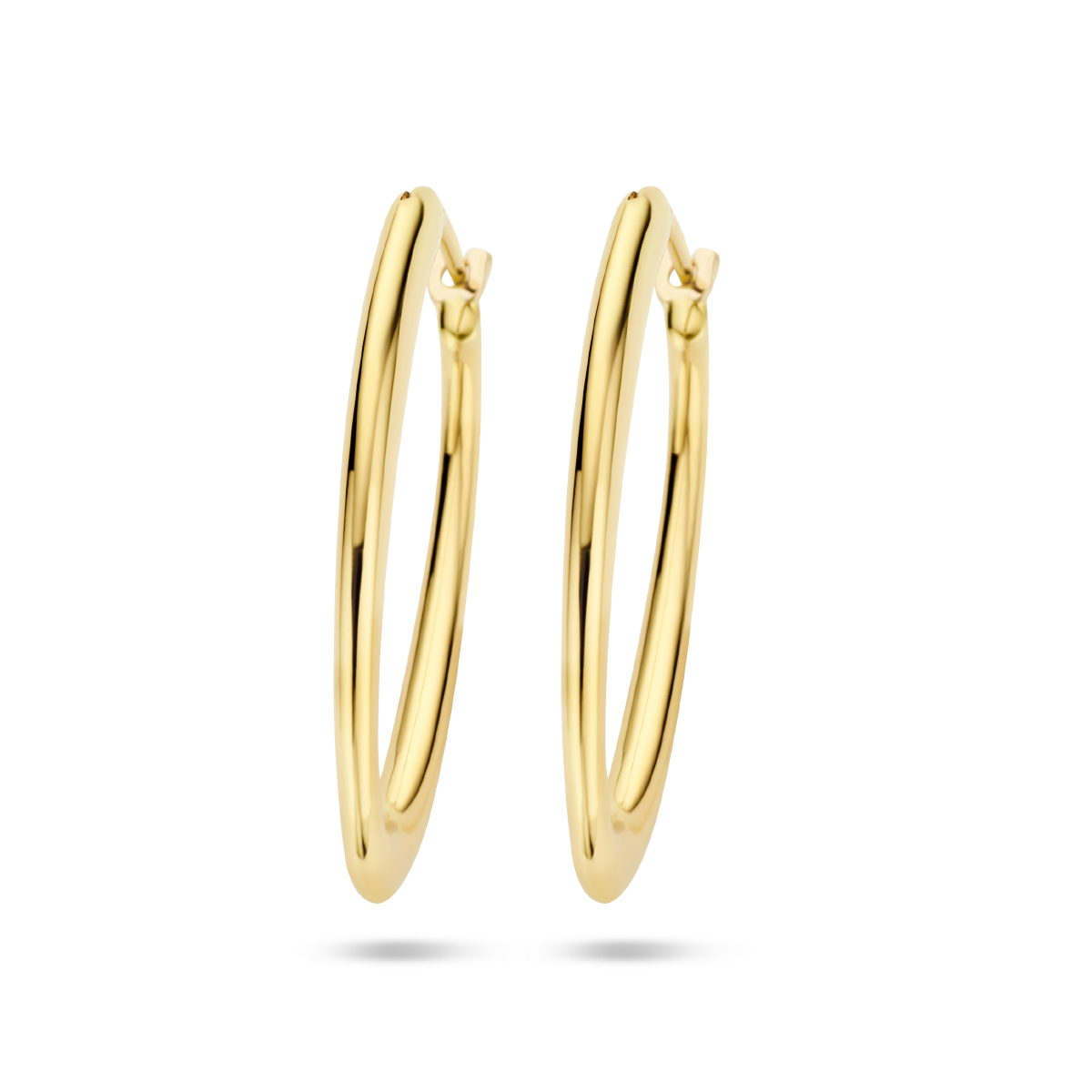 Stijlvolle geelgouden oorringen met een totale hoogte van 29.5mm. De oorringen zijn een ware eyecatcher en voegen een subtiele hoeveelheid glamour toe aan iedere outfit. Tip: Leuk om kado te geven!