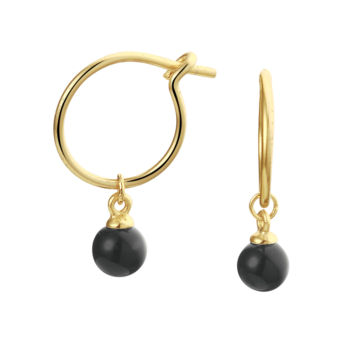 Geelgoud op 925 zilveren oorringen uitgevoerd met een schitterende onyx. De oorringen hebben een totale hoogte van 1.5cm en een breedte van 4.4mm.