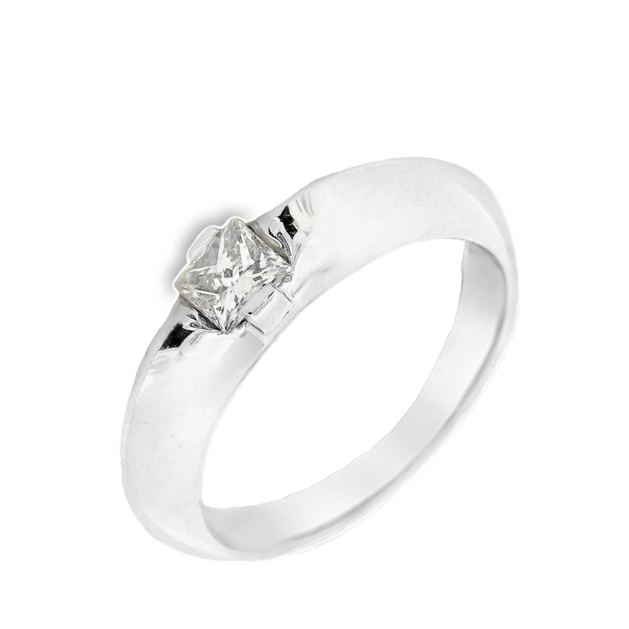 Deze ring van Louis Bros is vervaardigd uit 18 karaat witgoud (4.92 gr.) en is gezet met 1 princess geslepen diamanten met een totaalgewicht van 0.27ct. De ring heeft een breedte van 4.5 mm. en een dikte van 3.5 mm. Deze ring bestaat uit onze lijn van exclusieve modellen sieraden met prachtige designs van hoge kwaliteit.
De ring is verkrijgbaar in meerdere afmetingen.