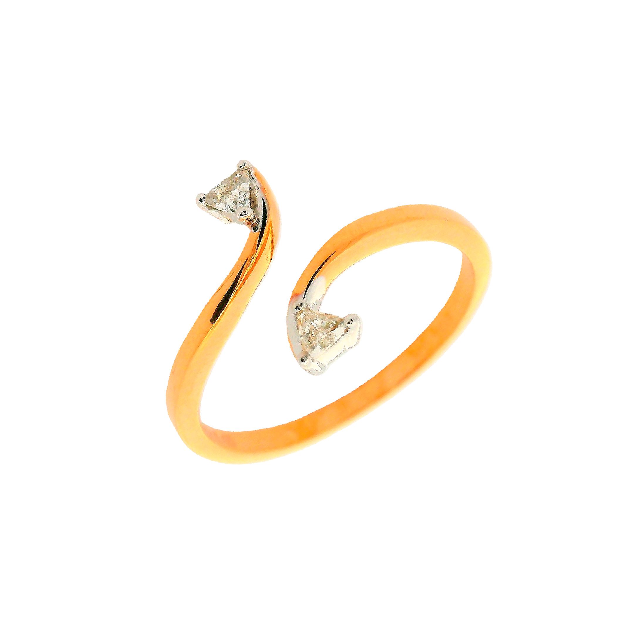 Deze ring van Louis Bros is vervaardigd uit 18 karaat roségoud met wit rhodium (2.39 gr.) en is gezet met 2 driehoekige geslepen diamanten met een totaalgewicht van 0.10ct. De ring heeft een breedte van 1.5 mm. en een dikte van 1.5 mm. Deze ring bestaat uit onze lijn van exclusieve modellen sieraden met prachtige designs van hoge kwaliteit.
De ring is verkrijgbaar in meerdere afmetingen.