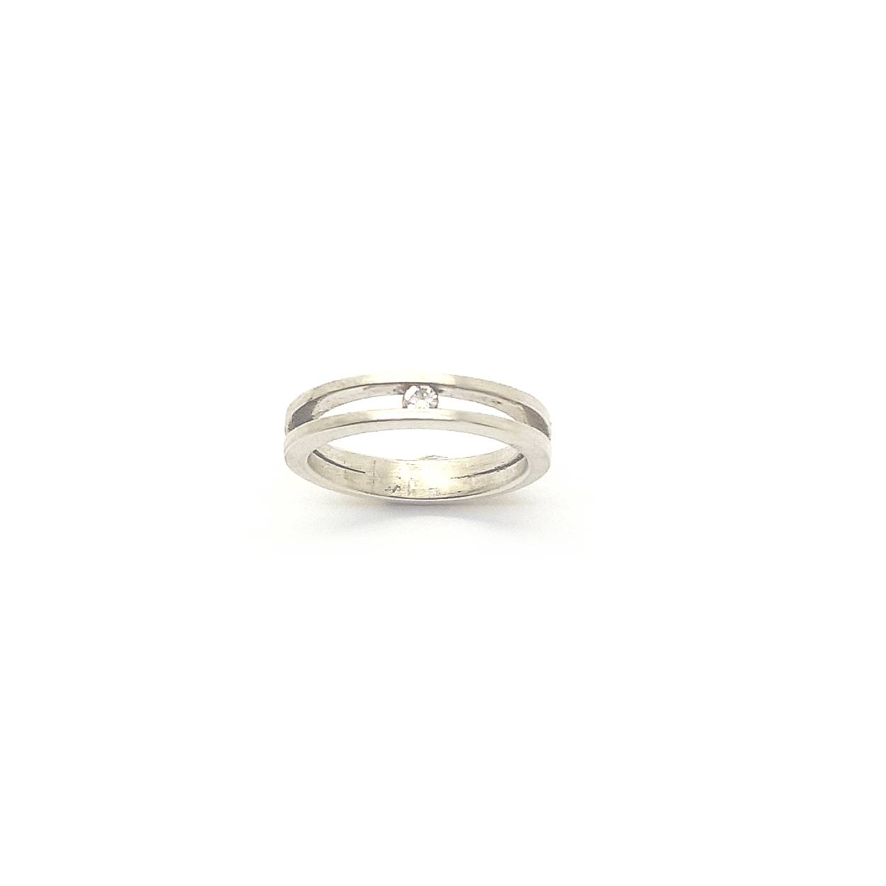 Stijlvolle en klassieke dubbele ring met een schitterende moisanite die geklemd tussen de twee ringen zit.

Maak een afspraak en kom deze sierlijke ring eens passen! Of bestel haar gelijk, dan sturen we deze mooi verpakt naar je toe.
