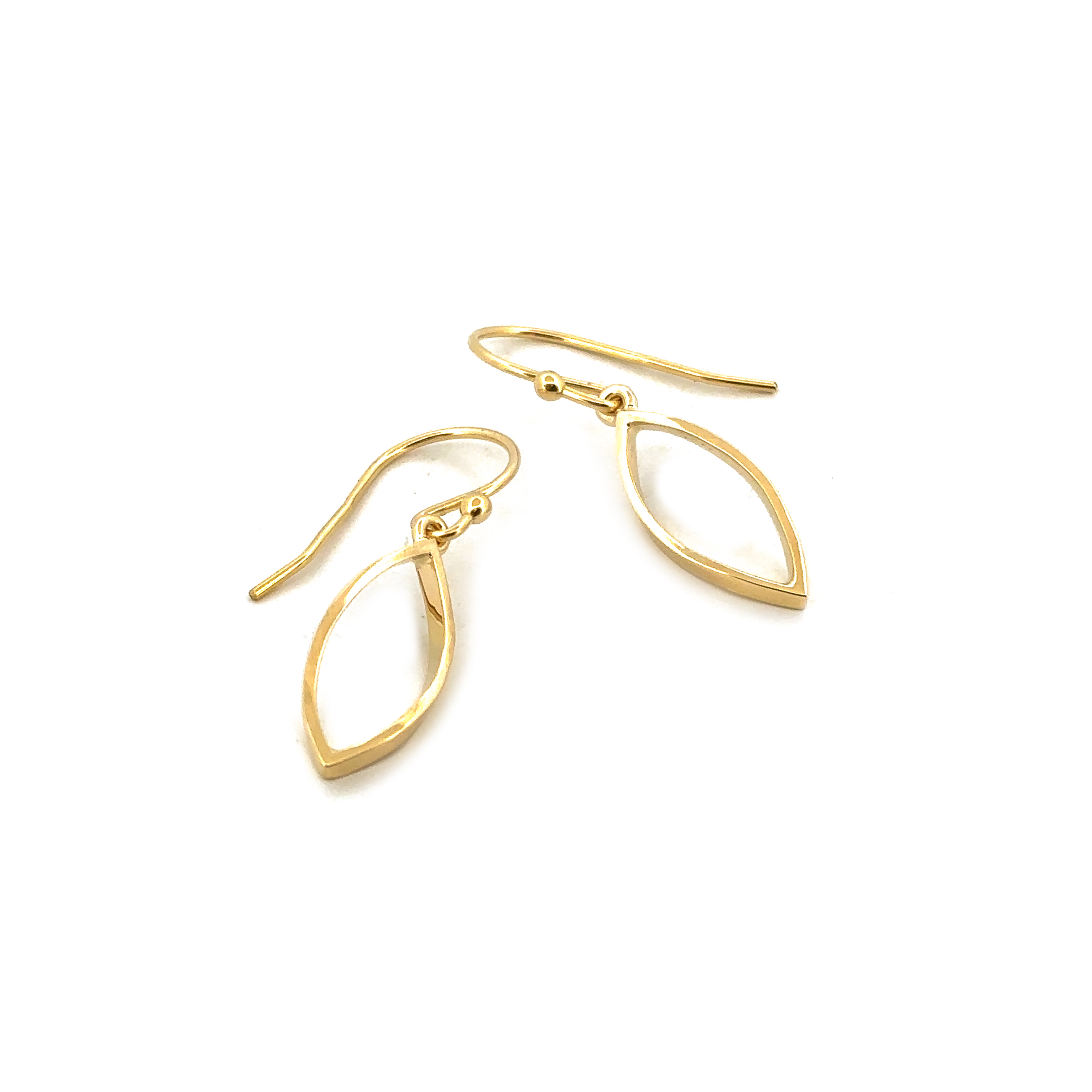 Deze vlammende oorbellen zijn verkrijgbaar in goud en zilver. Het is ook mogelijk ze uit te breiden door er een mooie edelsteen in te plaatsen. Met deze oorhangers ga je vlammend de dag door!

Maak een afspraak en kom deze sierlijke oorbellen eens passen! Of bestel ze gelijk, dan sturen we deze mooi verpakt naar je toe.