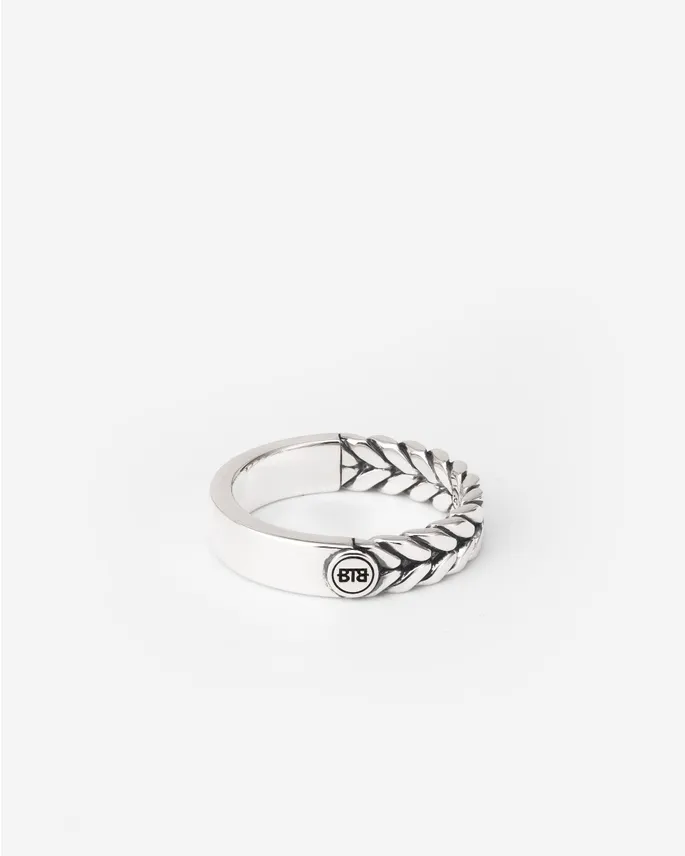 De Barbara Small Dual Ring is vervaardigd van gerecycled sterling zilver en kenmerkt zich door een gladde zijde en een geweven, iconische Barbara textuur. De Barbara Small Dual Ring is smaller dan de Barbara Dual Ring, maar breder dan de Barbara Mini Dual Ring. De diepte en elegantie van de Barbara weving maken deze ring een tijdloze keuze. Ontworpen in Amsterdam en op duurzame wijze geproduceerd in Zuidoost-Azië. Je koopt onze sieraden niet, maar je geeft ze cadeau. Aan wie geef jij dit sieraad? Jezelf, of iemand in het bijzonder? 

Maat	20
Collectie	Ben
Lengte mm	24
Materiaal	Gerecycled 925 sterling zilver
Breedte mm	5
Geslacht	Unisex