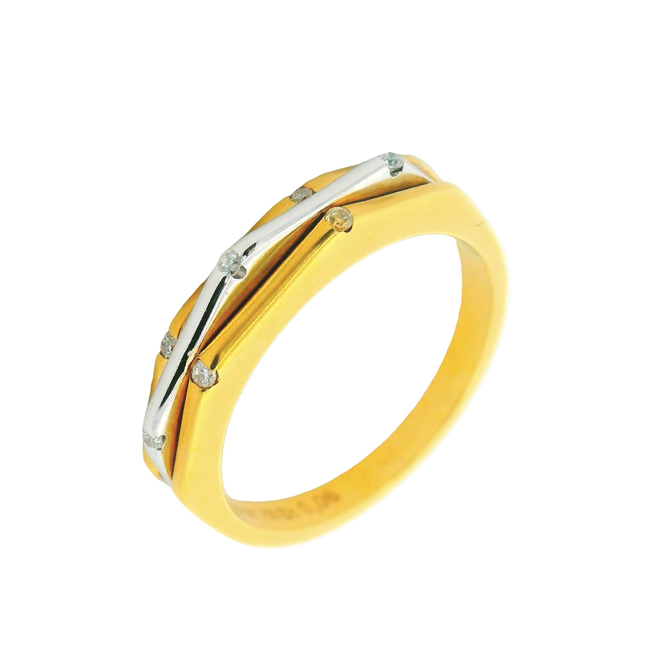 Deze exclusieve ring van Louis Bros is vervaardigd uit 18 karaat bicolor (4.82 gr.) en is gezet met 7 briljant geslepen diamanten met een totaalgewicht van 0.06 ct. De ring heeft een breedte van 3.75 mm en dikte van 3 mm. Met deze ring om je vinger ben jij het stralende middelpunt bij elke gelegenheid. Deze ring bestaat uit onze lijn van exclusieve modellen sieraden met prachtige designs en van hoge kwaliteit.
De ring is verkrijgbaar in meerdere afmetingen.