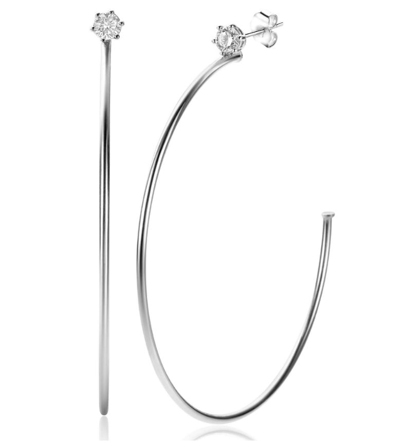 ZINZI zilveren oorstekers 5mm met een glinsterende witte zirconia in chatonzetting. Aan de oorstekers hangen opvallend grote halve oorringen van 55mm grootte en 1,5mm buisdikte. Dubbel plezier: zowel los als met halve oorringen te dragen, afhankelijk van je mood. De oorstekers zijn vervaardigd van eerste gehalte zilver (925) en extra gerodineerd.
