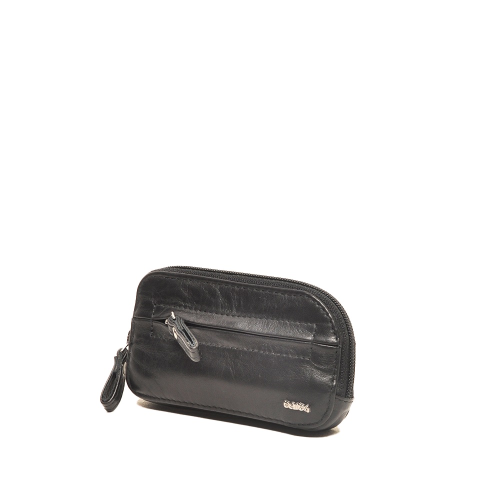 Berba Lederen Sleuteletui – Compact & Stijlvol

Dit elegante sleuteletui van Berba is ontworpen met oog voor detail en functionaliteit. Het compacte formaat en de strakke afwerking maken het tot een praktische én stijlvolle accessoire voor dagelijks gebruik. Binnenin vind je handige sleutelringen om je sleutels overzichtelijk en veilig op te bergen.

Gemaakt van hoogwaardig, duurzaam leer voelt dit etui niet alleen luxe aan, maar gaat het ook lang mee. Bevestig het eenvoudig aan je sleutelbos of tas, zodat je altijd snel toegang hebt tot je sleutels.

Kenmerken:

Materiaal: Hoogwaardig echt leer
Binnenin voorzien van sleutelringen
Stijlvol en tijdloos design
Eenvoudig te bevestigen aan sleutelbos of tas
Beschermt je sleutels tegen krassen en slijtage
Afmetingen:
Hoogte: 9 cm
Breedte: 12 cm

Een must-have accessoire voor wie houdt van functionaliteit met een vleugje luxe.


