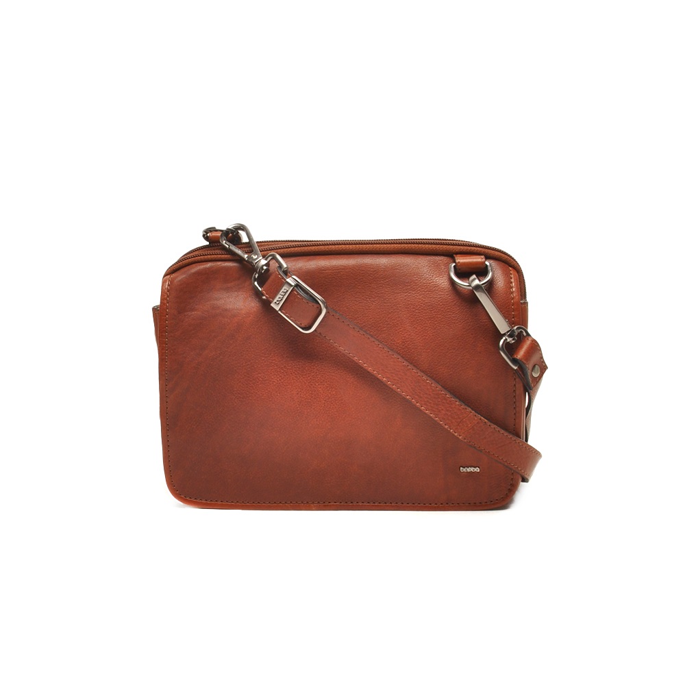 Deze Berba Crossbody is gemaakt van hoogwaardig cognac leer en heeft een verstelbare schouderband. Het heeft een ruim hoofdcompartiment en meerdere handige vakken om al je spullen georganiseerd te houden. Draag de tas comfortabel over je schouder of crossbody voor een stijlvolle en praktische look. Perfect voor dagelijks gebruik en kan moeiteloos worden gecombineerd met verschillende outfits.
Hoogte	18 cm. hoog
Breedte	24 cm. breed 