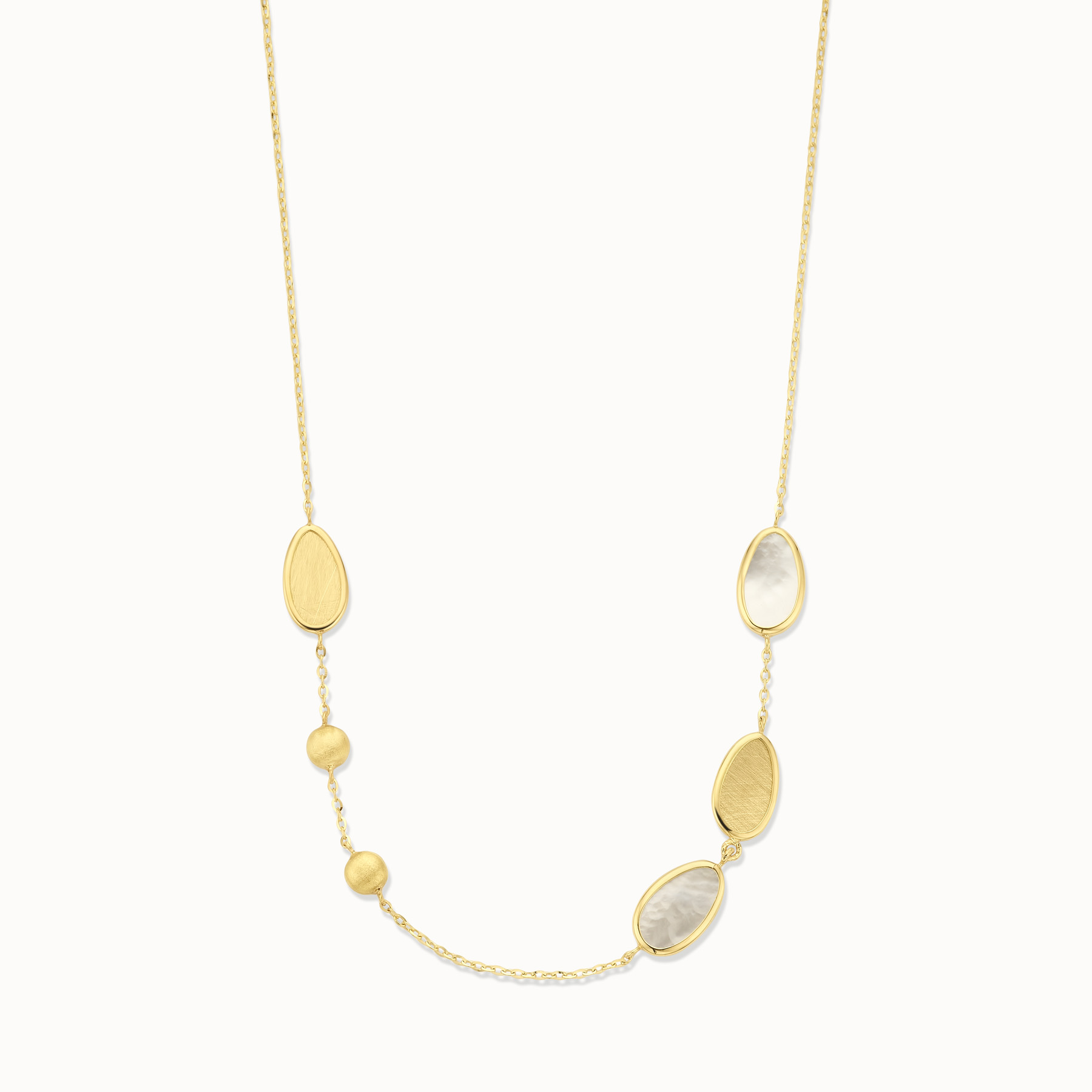 Geelgouden collier met platte schakels en parelmoerige schakels.