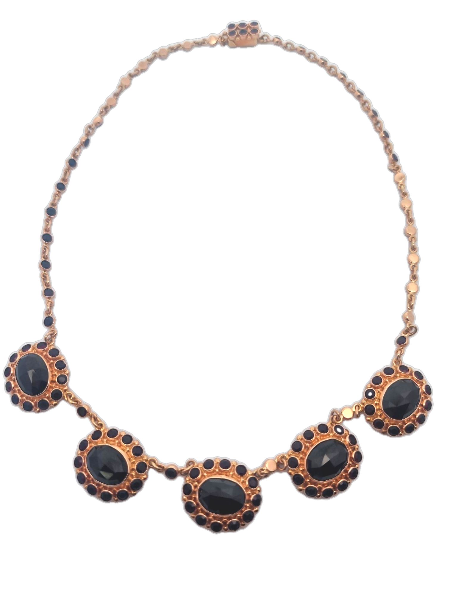 Dit betoverende collier is vervaardigd uit 14 karaat roségoud en versierd met een prachtige granaat. Het collier is tweedehands en heeft een charmante vintage uitstraling, die een gevoel van tijdloze elegantie oproept. De warme tint van het roségoud in combinatie met de diepe, rijke kleur van de granaat maakt dit sieraad een unieke en stijlvolle aanvulling op elke juwelencollectie. Ondanks dat het collier tweedehands is, verkeert het in uitstekende staat en is het klaar om een nieuw hoofdstuk te beginnen met zijn volgende eigenaar.