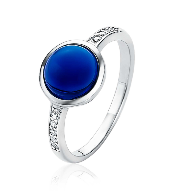 ZINZI zilveren ring met ronde zetting, bezet met een mooie blauwe kleursteen. Aan beide zijden van de zetting is de ring bezet met witte zirconia's. Vervaardigd van eerste gehalte zilver (925) en met extra rodiumlaag voor een langdurige glans.