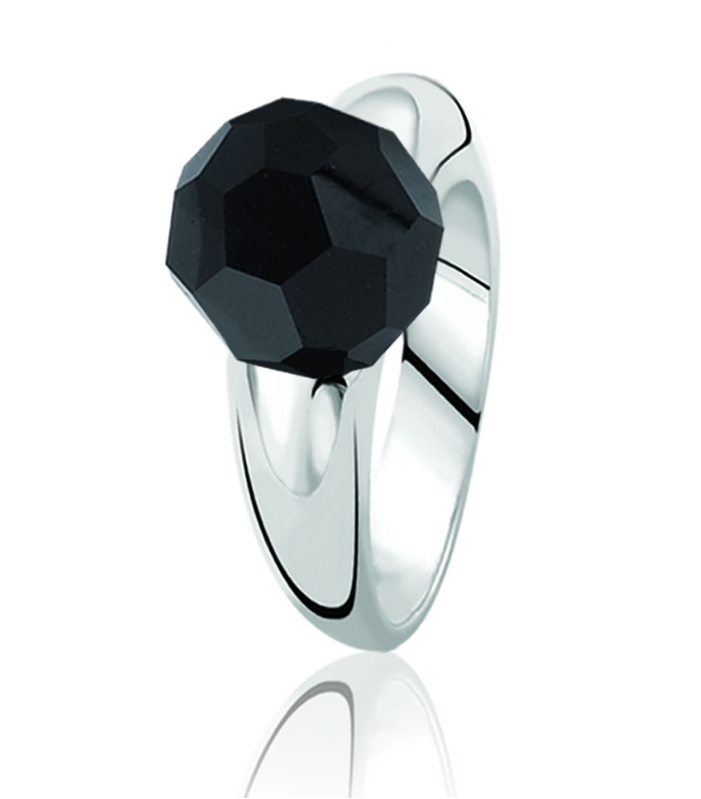 ZINZI zilveren ring met op top een zwarte bead. Grootte van bead is 10mm. Vervaardigd van eerste gehalte zilver (925) en met extra rodiumlaag voor een langdurige glans.