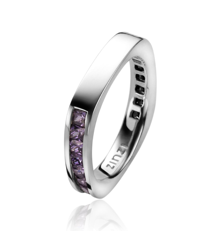 ZINZI zilveren ring met aan ene zijde een rij vierkante paarse zirconia's. Aan de andere zijde heeft de ring zwarte zirconia's. Dus dubbel plezier, draai je ring om en wissel van kleur! Vervaardigd van eerste gehalte zilver (925) en met extra rodiumlaag voor een langdurige glans.