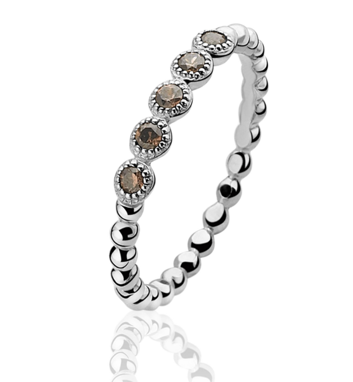 ZINZI zilveren ring met bolletjes design. De ring heeft 5 platte bolletjes bezet met champagne kleurige zirconia's, en mooie bewerkte rand. Leuk te combineren met andere kleuren. Alle zilveren sieraden van Zinzi zijn vervaardigd van eerste gehalte zilver (925) en met extra rodiumlaag voor een mooie glans.
