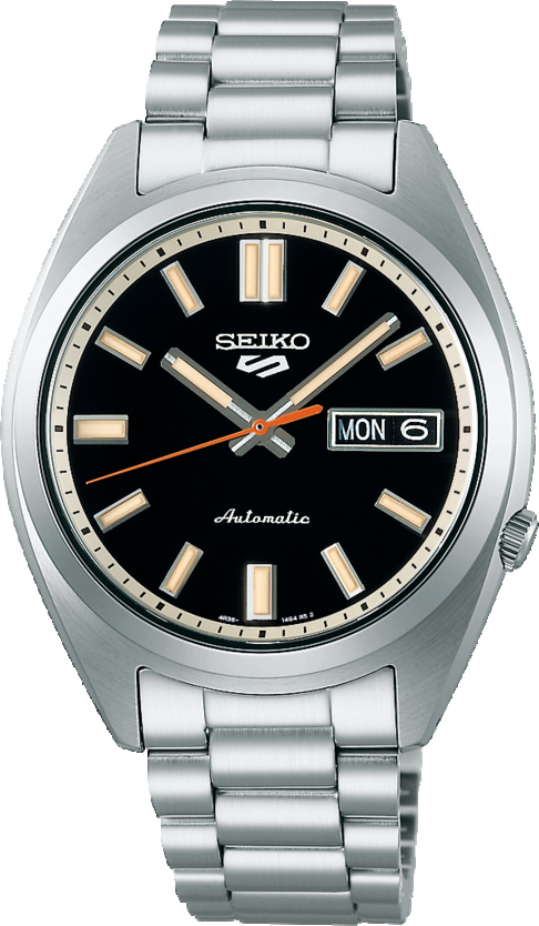 Dit Seiko 5 Sports horloge heeft een retro uitstraling en is met een 4R36 automatisch uurwerk en 10Atm waterdichtheid ook zeer functioneel. Het horloge heeft een zwarte wijzerplaat met creme kleurige wijzers en indexen. De kroon is gesitueerd op de 4 uur kant van de kast en licht verzonken. Ideaal voor ieder die last heeft van de veelal uitstekende grote kronen op meeste hedendaagse horloges. 

Met de 37,4mm kast is dit horloge ook zeer geschikt als unisex model voor smallere polsen.