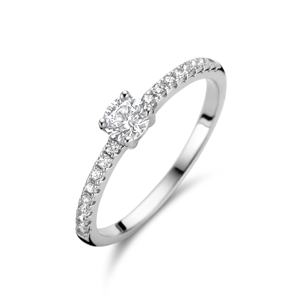 Gerhodineerd zilveren ring uitgevoerd met schitterende zirkonia. De ring heeft een breedte van 4mm.