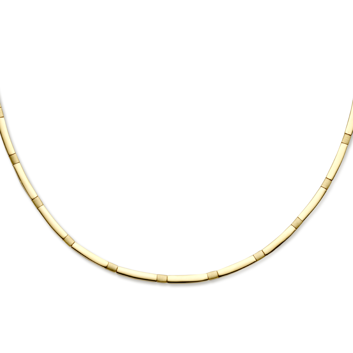 14k Geelgouden collier met een draaglengte van 43cm. De schakelbreedte is 3mm. Uitgevoerd met een karabijn sluiting.